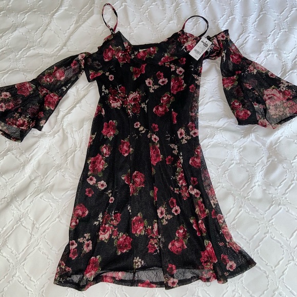 Charlotte Russe Dresses & Skirts - Floral lace dress